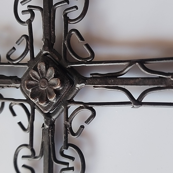 3 piece of Metal Decorative Crosses. - Picture 2 of 10